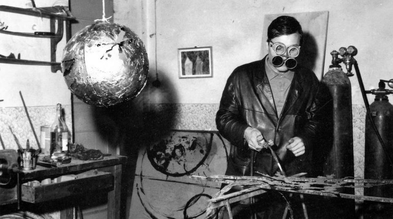 Andrea Raccagni nel suo studio a Imola, 1964, Courtesy Fondazione Sabe per l'arte