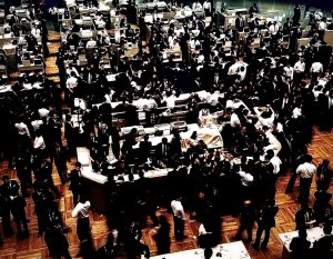 Andreas Gursky, Tokyo Stock Exchange, 1990, Courtesy Sara Cosimini