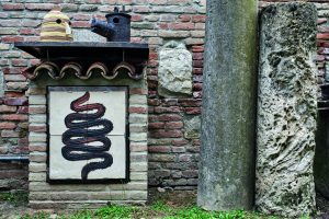 Viscere nere \ black bowels, refrattario, ferro recuperato \ refractory, salvaged iron, 75 x 65 x 4 cm. Courtesy Nero/Alessandro Neretti e Museo Civico Luigi Varoli ph Lorenzo Pasini
