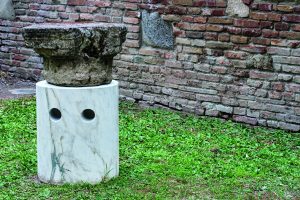 testa di fungo \ mushroom head, calacatta vagli rosato, travertino* \ calacatta vagli rosato, travertine*, 97 x 58 x 57 cm. Courtesy Nero/Alessandro Neretti e Museo Civico Luigi Varoli ph Lorenzo Pasini