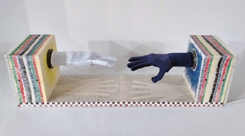 Eva Marisaldi, Omissioni, 2024, Pla, computer, software, guanti, legno, foto di Francesco Ribuffo
