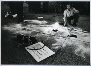 Giovanni Mundula, performance ad Arte Fiera, Bologna, 1976, courtesy Archivio Masotti