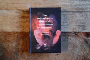 Copertina del libro Una straordinaria normalità — cucina e ricette in Casa Morandi di Carlo Zucchini e Simone Sbarbati, a cura di wonderingstars, Corraini Edizioni, 2017 Foto e courtesy: Corraini Edizioni.